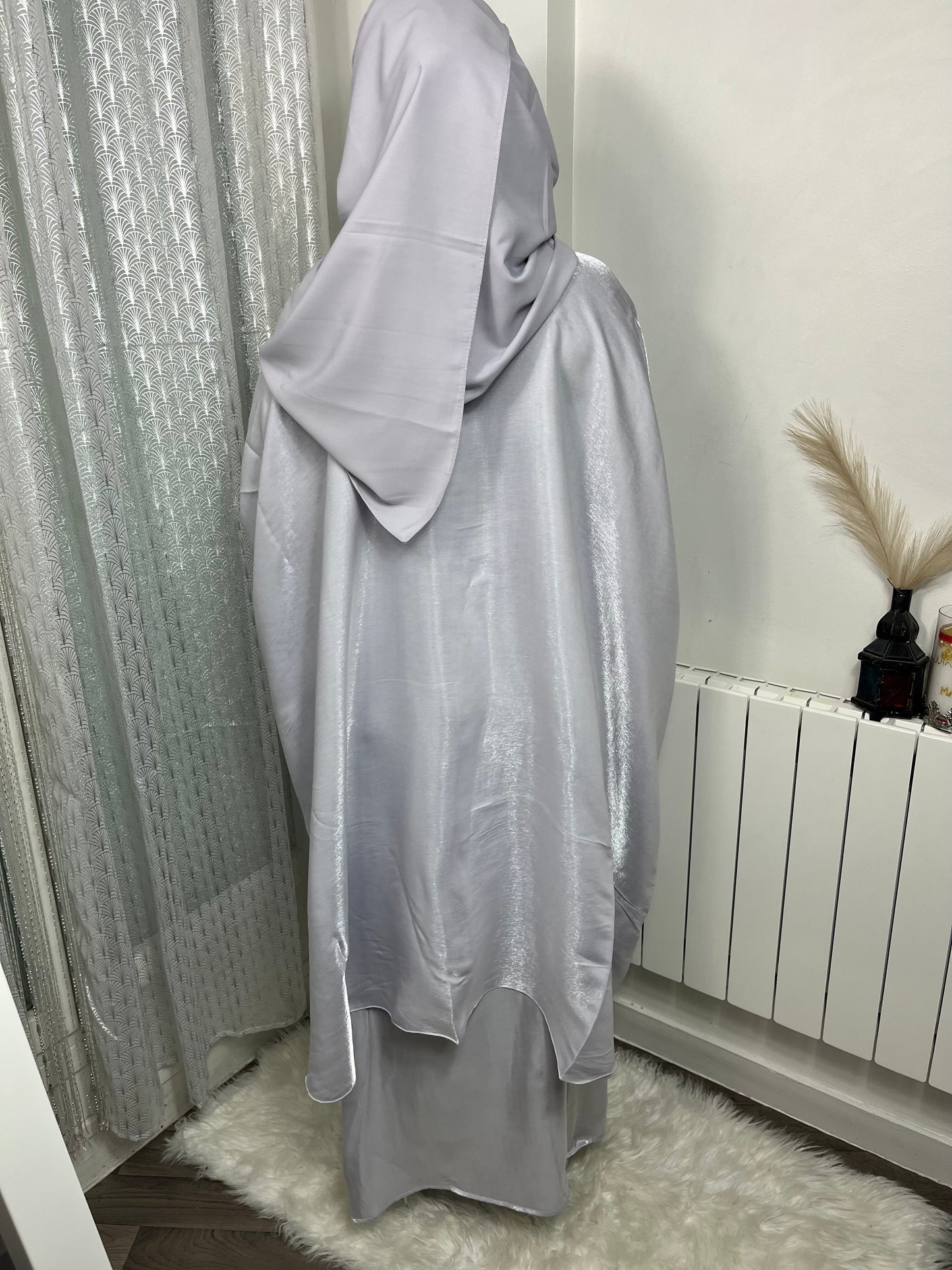 Ensemble haut papillon jupe satin brillant gris