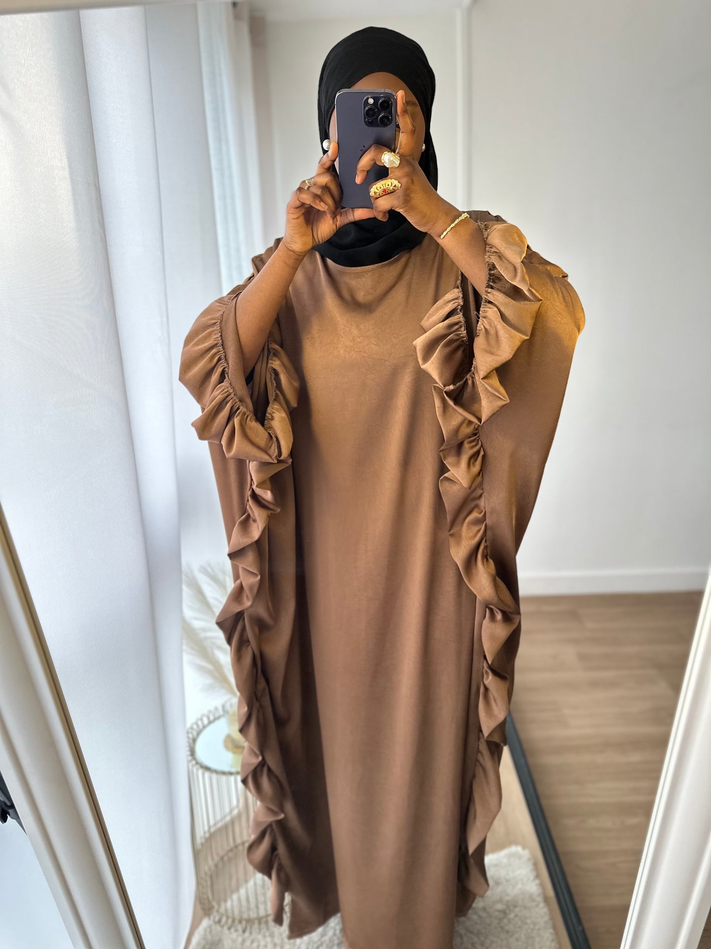 Abaya Raneem Moka satin papillon à volants froncés