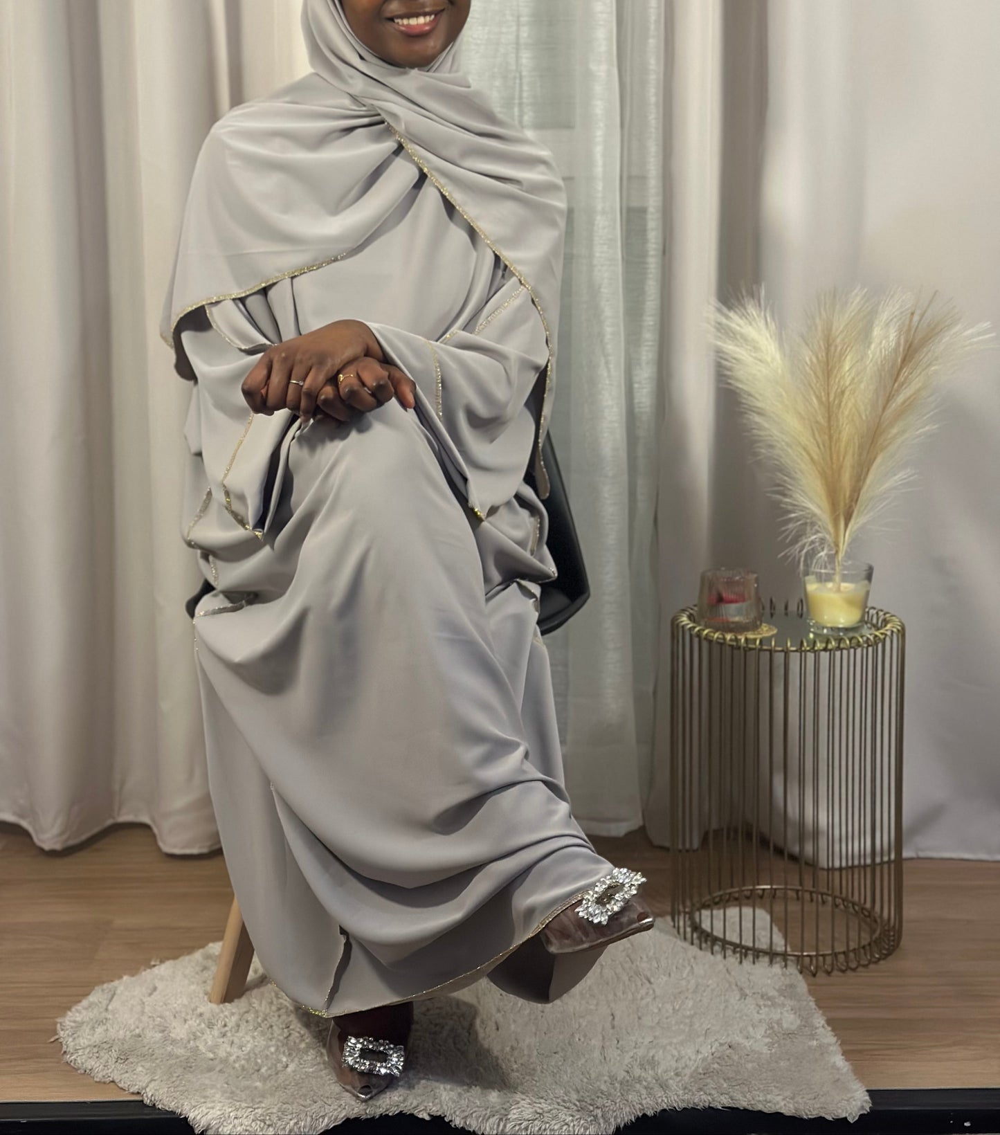 Abaya voile Intégré gris en soie de médine – Élégance et Praticité