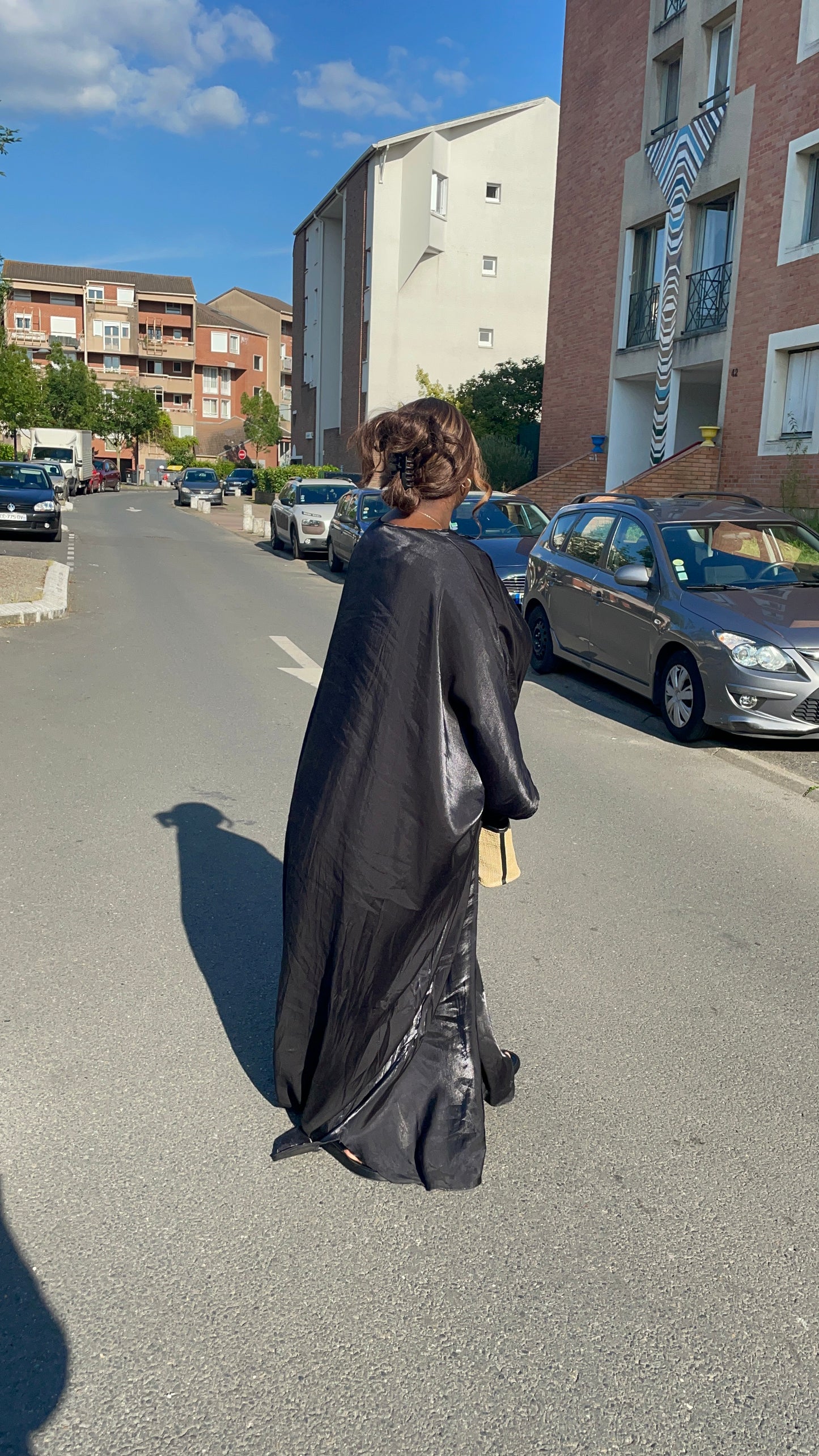 Abaya Nafissa Tall noir satin brillant ceinturée