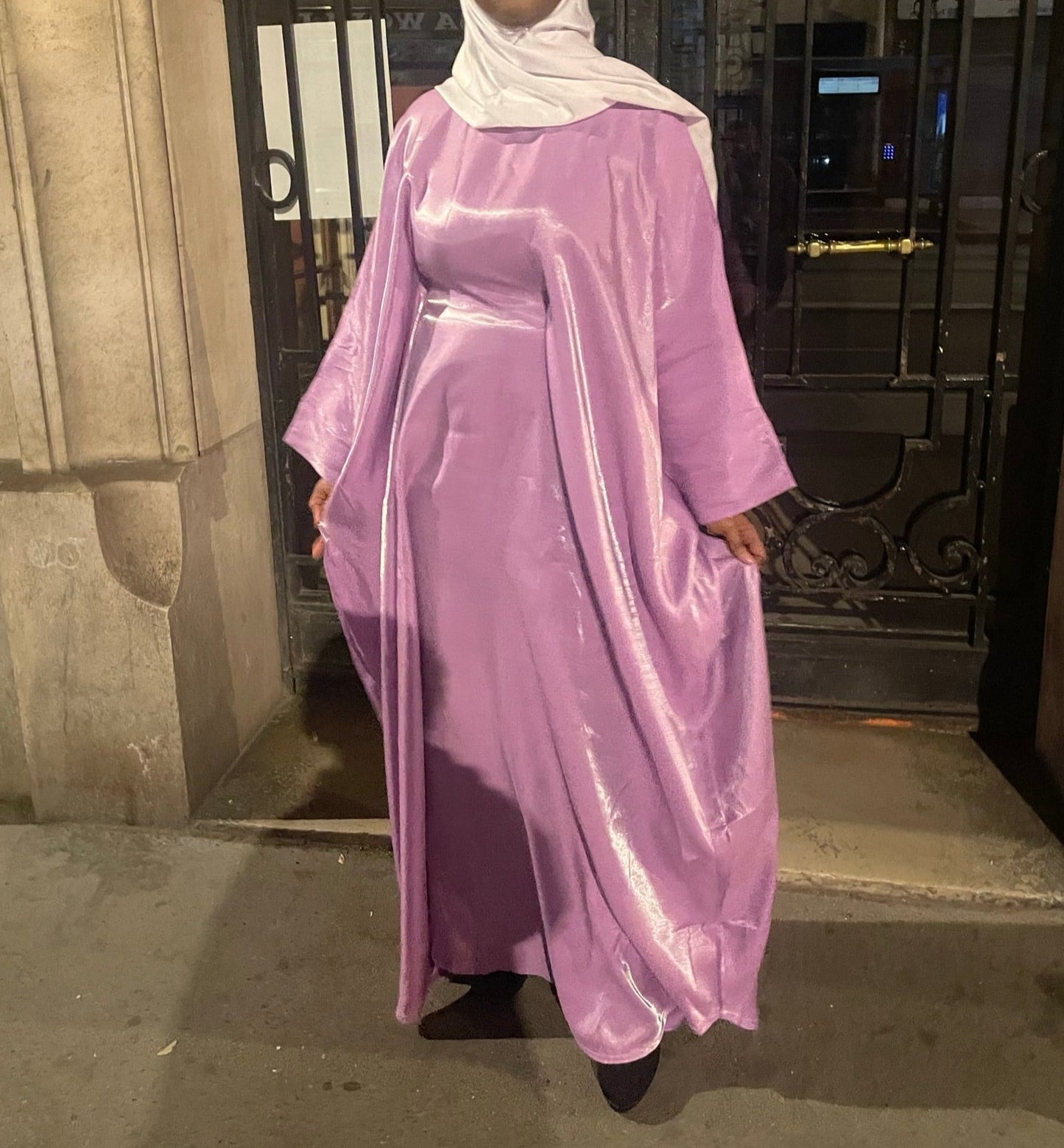 Abaya Nafissa Tall mauve satin brillant ceinturée