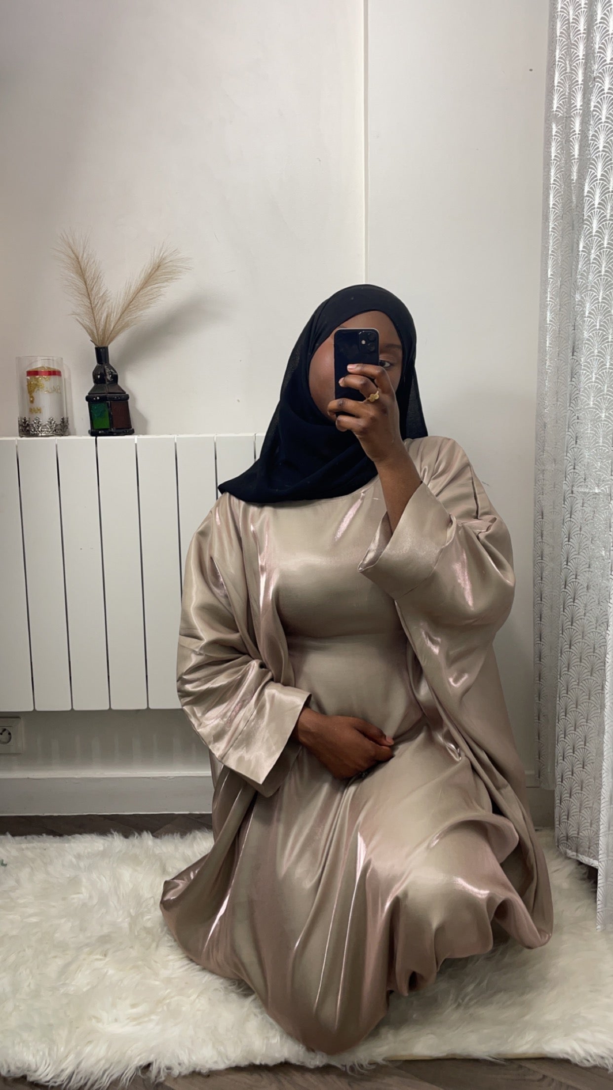 Abaya Nafissa Tall taupe satin brillant ceinturée