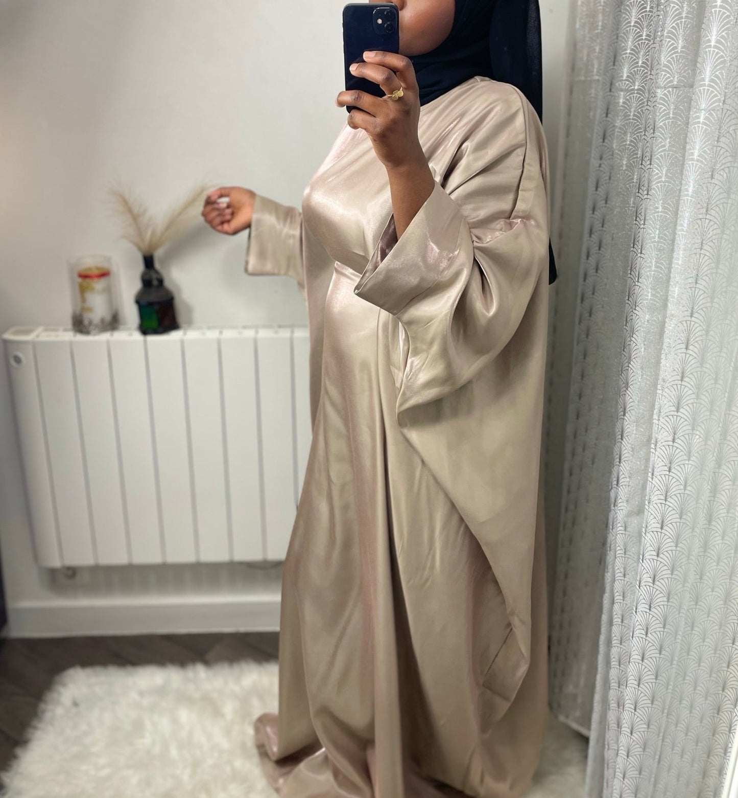 Abaya Nafissa Tall taupe satin brillant ceinturée